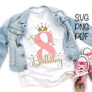 Pode incluir: Uma camiseta branca com um número 8 rosa e uma coroa dourada, estrelas e o texto "My 8th Birthday".
