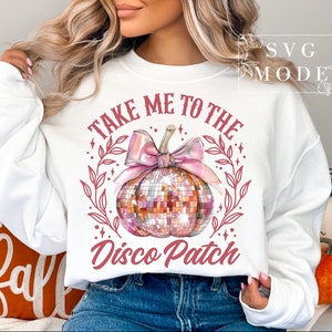 Può includere: Felpa bianca con un design di zucca glitterata rosa e oro. Il testo "Take Me To The Disco Patch" è scritto in rosa.