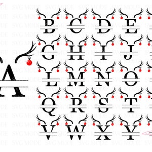 Könnte beinhalten: Ein Satz von 26 Buchstaben des Alphabets mit einem geteilten Monogramm-Design. Jeder Buchstabe ist von einem Paar Rentiergeweihen mit roten Ornamenten umgeben. Die Buchstaben sind schwarz und die Rentiergeweihe sind schwarz.