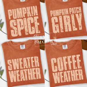 Könnte beinhalten: Vier orangefarbene T-Shirts mit verschiedenen Sätzen, die in einer helleren orangefarbenen Schrift gedruckt sind. Die Sätze lauten "Pumpkin Spice", "Pumpkin Patch Girly", "Sweater Weather" und "Coffee Weather". Die Shirts sind gefaltet und zusammen ausgestellt.
