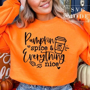 Peut inclure: Sweat-shirt orange avec un graphisme noir qui dit "Pumpkin spice & everything nice" avec une icône de tasse à café.