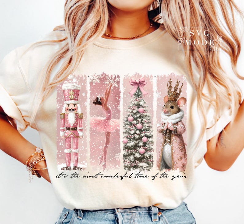 K&ouml;nnte beinhalten: Ein wei&szlig;es T-Shirt mit einem rosafarbenen Weihnachtsmotiv, das eine Ballerina, einen Nussknacker, eine Maus mit Krone und einen Weihnachtsbaum zeigt. Der Text "it's the most wonderful time of the year" ist unter dem Motiv gedruckt.