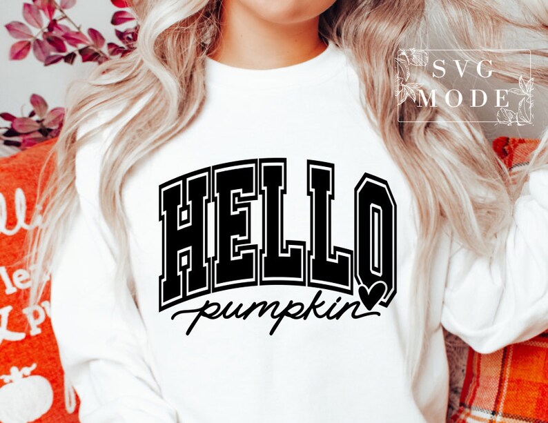 Może przedstawiać: Biała bluza z czarnym napisem "HELLO pumpkin" z małym czarnym sercem.