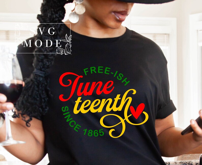 Pu&ograve; includere: Maglietta nera con un design rosso, giallo e verde che dice "Free-ish Juneteenth Since 1865" con un cuore rosso.