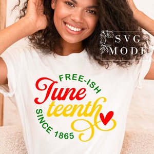 Pu&ograve; includere: Maglietta bianca con una grafica rossa, gialla e verde che dice "Free-ish Juneteenth Since 1865".