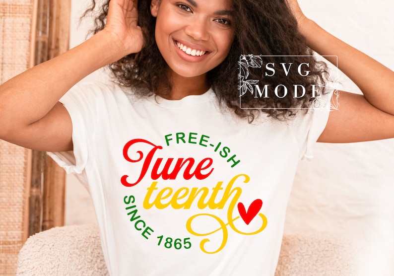 Pu&ograve; includere: Maglietta bianca con una grafica rossa, gialla e verde che dice "Free-ish Juneteenth Since 1865".