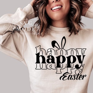 Może przedstawiać: Beżowa bluza z czarnym nadrukiem, na którym widnieje napis "Wesołych Świąt Wielkanocnych" z uszami króliczka nad literą "W".