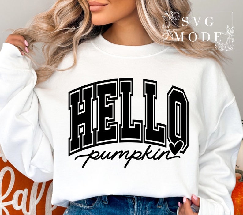 Może przedstawiać: Biała bluza z czarnym napisem "HELLO pumpkin" z małym sercem po słowie pumpkin.