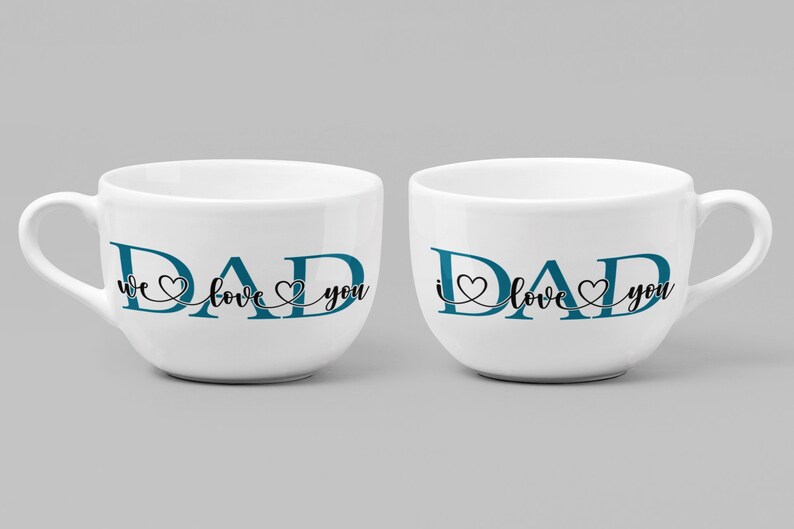 Puede incluir: Dos tazas de cer&aacute;mica blanca con texto azul que dice "DAD we love you" y "DAD i love you".