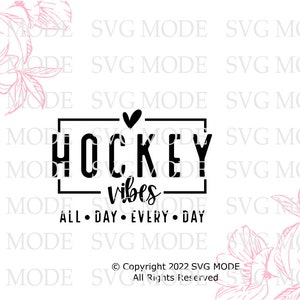 Puede incluir: Gr&aacute;fico en blanco y negro con el texto "HOCKEY vibes ALL DAY EVERY DAY" en un marco cuadrado con un peque&ntilde;o coraz&oacute;n sobre el texto. El gr&aacute;fico est&aacute; rodeado de dise&ntilde;os florales rosas.