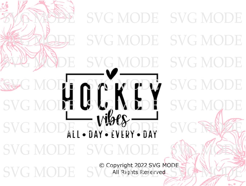 Puede incluir: Gr&aacute;fico en blanco y negro con el texto "HOCKEY vibes ALL DAY EVERY DAY" en un marco cuadrado con un peque&ntilde;o coraz&oacute;n sobre el texto. El gr&aacute;fico est&aacute; rodeado de dise&ntilde;os florales rosas.