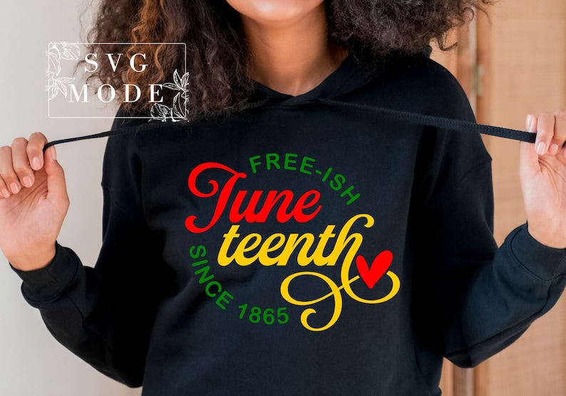Pu&ograve; includere: Felpa con cappuccio nera con una grafica rossa, gialla e verde che dice "Free-ish Juneteenth Since 1865" con un cuore rosso.