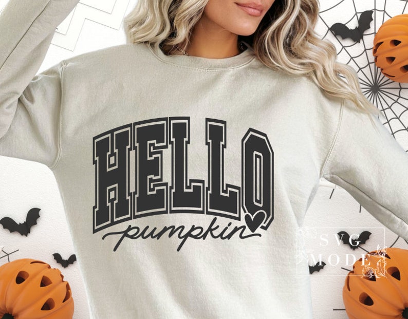 Może przedstawiać: Jasnobeżowa bluza z napisem "HELLO pumpkin" w kolorze czarnym z małym sercem po słowie "pumpkin".