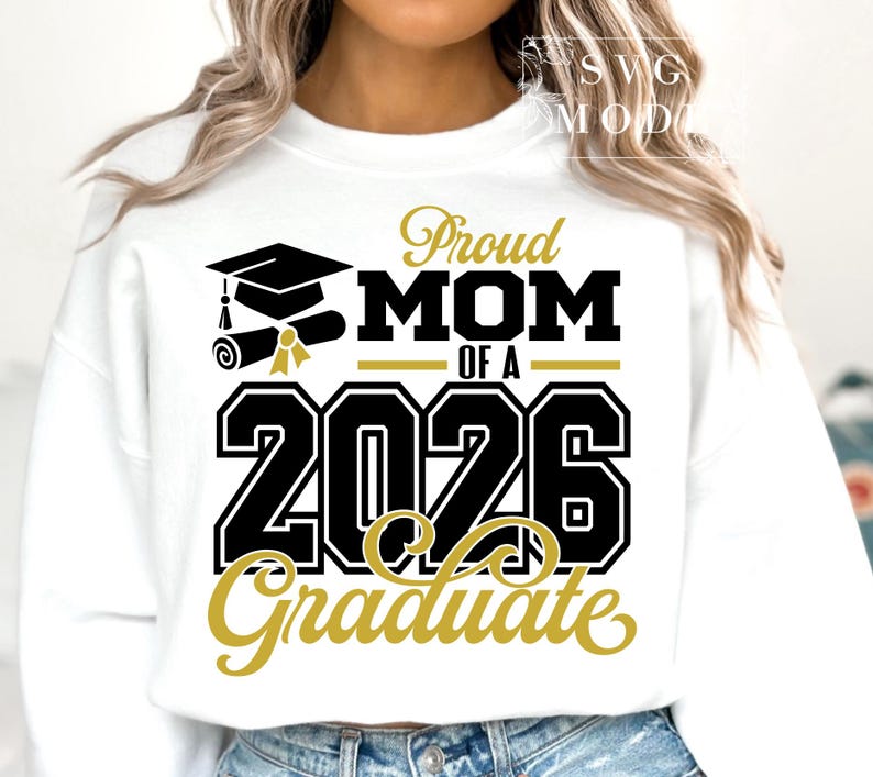 Puede incluir: Sudadera blanca con el texto "Proud Mom of a 2026 Graduate" en negro y dorado. El dise&ntilde;o incluye un birrete, un diploma y el a&ntilde;o 2026, celebrando a un futuro graduado.