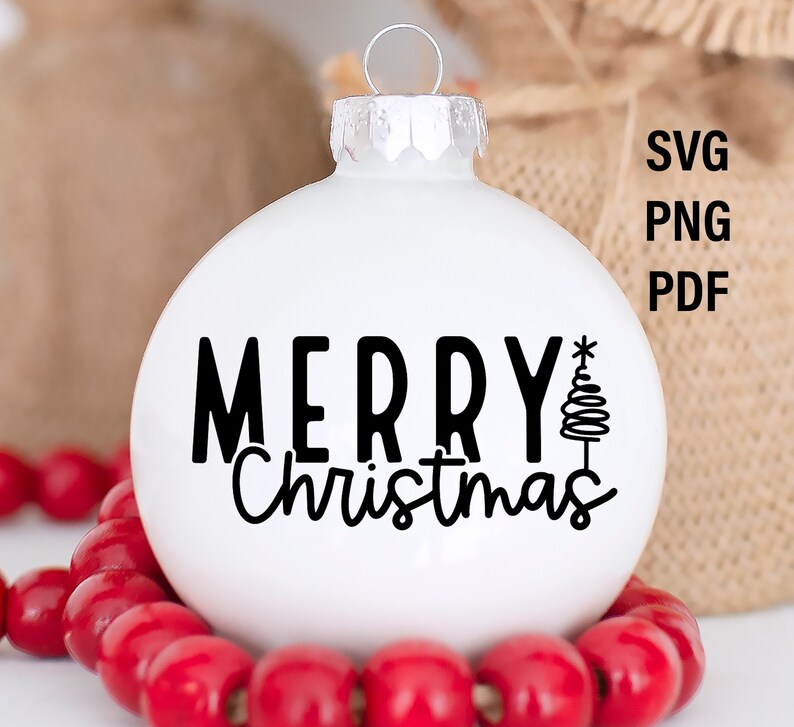 Puede incluir: Una bola de Navidad blanca con las palabras "MERRY Christmas" en escritura negra y un &aacute;rbol de Navidad estilizado. La bola est&aacute; rodeada por una cadena de cuentas rojas. La imagen tambi&eacute;n incluye el texto "SVG PNG PDF".