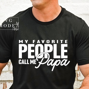Peut inclure: T-shirt noir &agrave; col rond avec l'inscription blanche "MY FAVORITE PEOPLE CALL ME Papa". Le t-shirt a un design simple et classique, adapt&eacute; aux tenues d&eacute;contract&eacute;es. Le texte est dans une police de caract&egrave;res audacieuse et facile &agrave; lire.