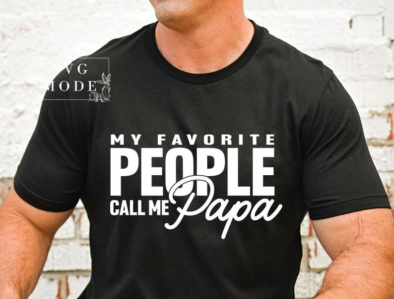 Peut inclure: T-shirt noir &agrave; col rond avec l'inscription blanche "MY FAVORITE PEOPLE CALL ME Papa". Le t-shirt a un design simple et classique, adapt&eacute; aux tenues d&eacute;contract&eacute;es. Le texte est dans une police de caract&egrave;res audacieuse et facile &agrave; lire.