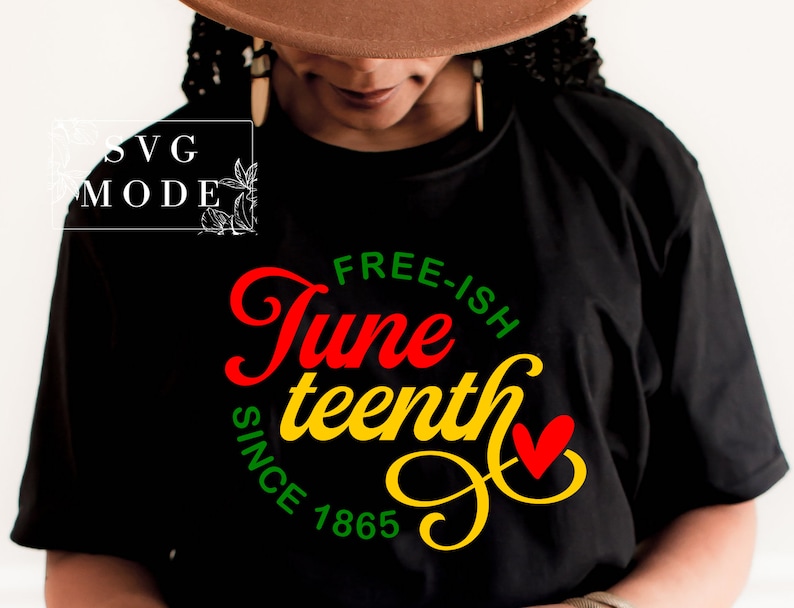 Pu&ograve; includere: Una maglietta nera con il testo "Free-ish Juneteenth Since 1865" in lettere rosse, gialle e verdi con un cuore rosso.