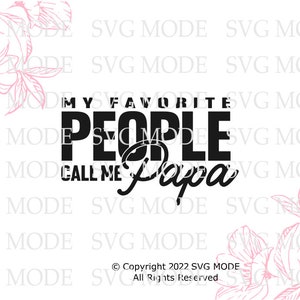 Peut inclure: Graphisme noir et blanc avec le texte "MY FAVORITE PEOPLE CALL ME Papa". Le mot "Papa" est en cursive. Des &eacute;l&eacute;ments floraux roses sont dans les coins.