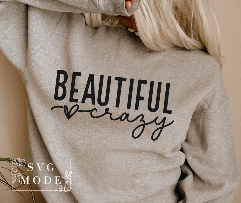 Pode incluir: Uma camisa de moletom cinza com o texto "BEAUTIFUL crazy" em letras pretas com um pequeno s&iacute;mbolo de cora&ccedil;&atilde;o.