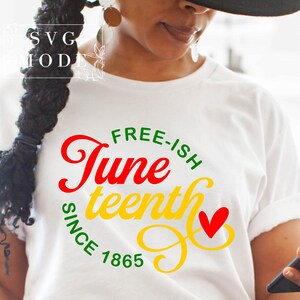 Pu&ograve; includere: Una maglietta bianca con una grafica rossa, gialla e verde che dice "Free-ish Juneteenth Since 1865".