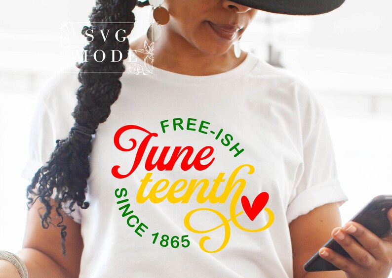 Pu&ograve; includere: Una maglietta bianca con una grafica rossa, gialla e verde che dice "Free-ish Juneteenth Since 1865".