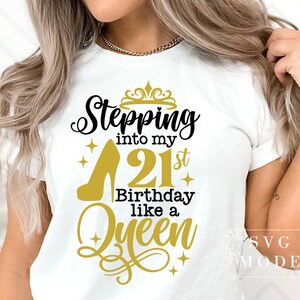 Pode incluir: Camiseta branca com um salto alto dourado e o texto "Stepping into my 21st Birthday like a Queen". O design inclui uma coroa e estrelas, perfeito para uma festa de anivers&aacute;rio.