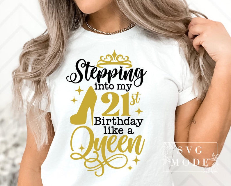 Pode incluir: Camiseta branca com um salto alto dourado e o texto "Stepping into my 21st Birthday like a Queen". O design inclui uma coroa e estrelas, perfeito para uma festa de anivers&aacute;rio.