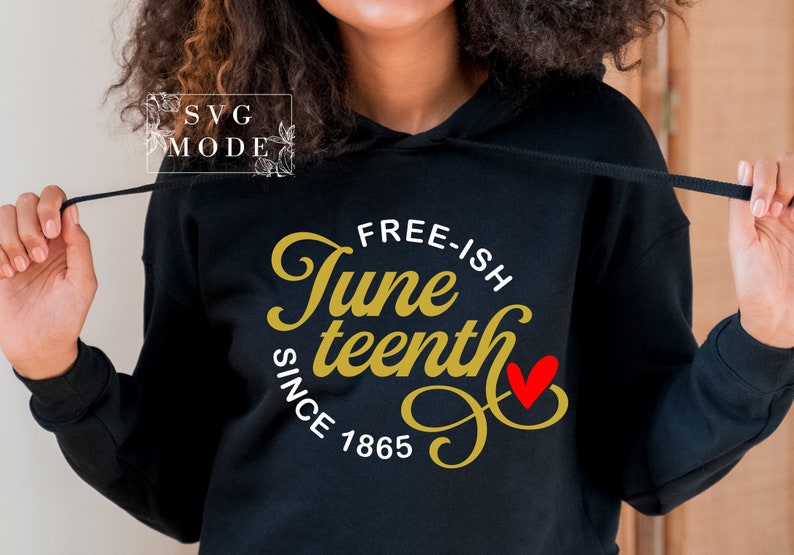 Pu&ograve; includere: Una felpa con cappuccio nera con un design dorato che dice "Free-ish Juneteenth Since 1865" con un cuore rosso.