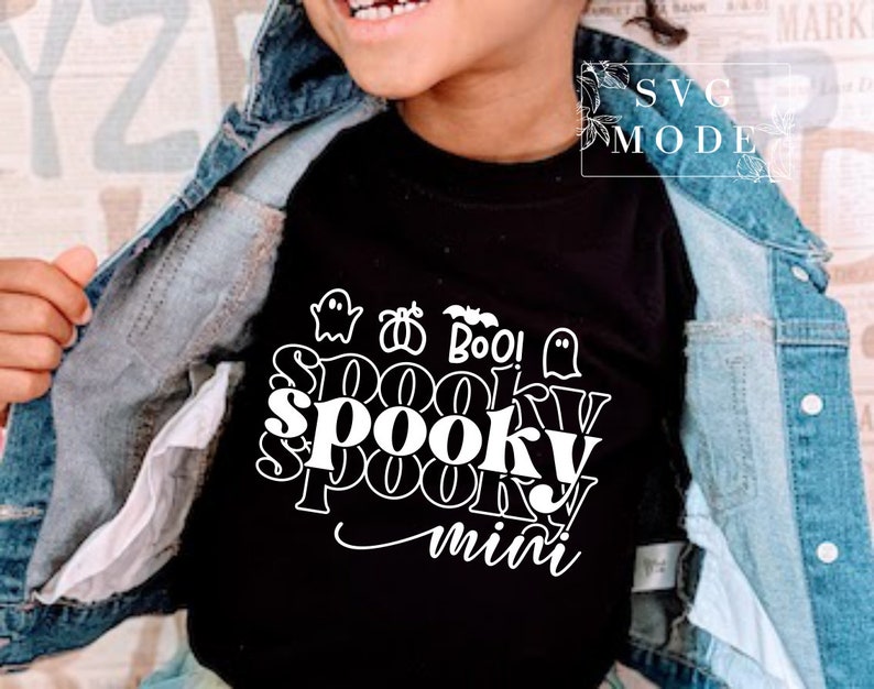 Puede incluir: Camiseta negra con texto blanco que dice "Spooky mini" con un fantasma, un murci&eacute;lago y una abeja.