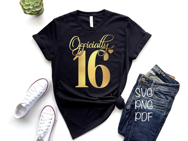 Puede incluir: Camiseta negra con texto en purpurina dorada que dice "Officially 16" con un peque&ntilde;o coraz&oacute;n.