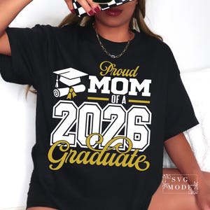 Puede incluir: Camiseta negra con el texto "Proud MOM of a 2026 Graduate" en letras blancas y doradas. El dise&ntilde;o incluye un birrete y un diploma. Un regalo perfecto para una madre orgullosa.