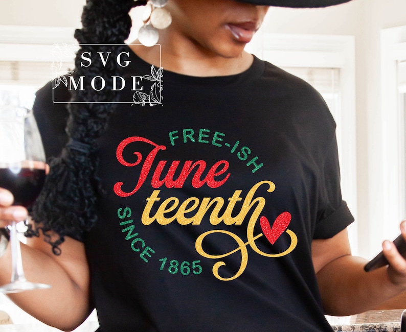 Pu&ograve; includere: Maglietta nera con un design rosso, giallo e verde che dice "Free-ish Juneteenth Since 1865" con un cuore.