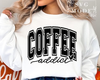 Puede incluir: Sudadera blanca con texto negro que dice "COFFEE addict" con un pequeño gráfico de corazón.