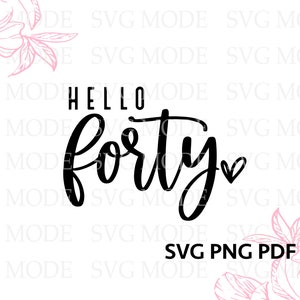 K&ouml;nnte beinhalten: Schwarz-wei&szlig;es Grafikdesign mit den Worten "HELLO forty" in einer Schreibschrift, mit einem Herzsymbol. Das Bild enth&auml;lt auch den Text "SVG PNG PDF" am unteren Rand und rosa Blumenelemente.