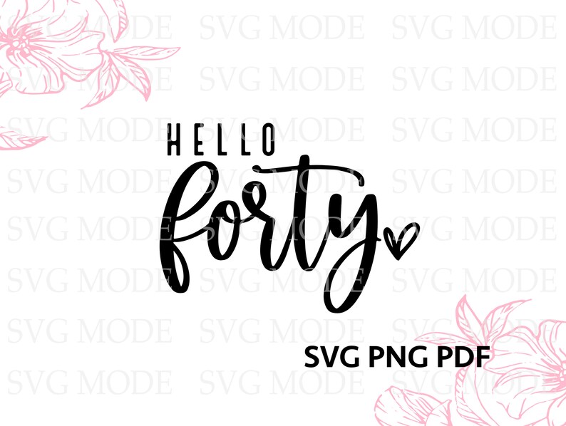 K&ouml;nnte beinhalten: Schwarz-wei&szlig;es Grafikdesign mit den Worten "HELLO forty" in einer Schreibschrift, mit einem Herzsymbol. Das Bild enth&auml;lt auch den Text "SVG PNG PDF" am unteren Rand und rosa Blumenelemente.