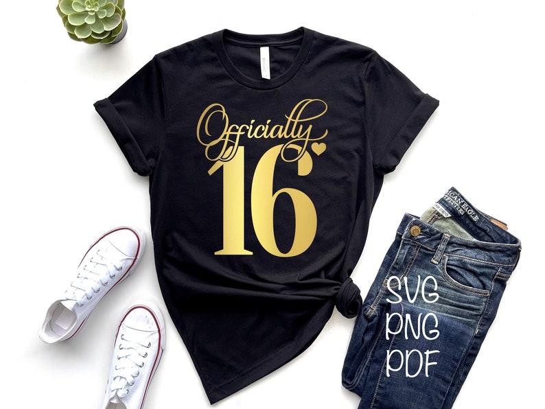Puede incluir: Camiseta negra con texto en purpurina dorada que dice "Officially 16" con un peque&ntilde;o coraz&oacute;n.