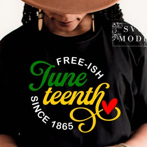 Pu&ograve; includere: Maglietta nera con una grafica verde e gialla che dice "Free-ish Juneteenth Since 1865" con un cuore rosso.