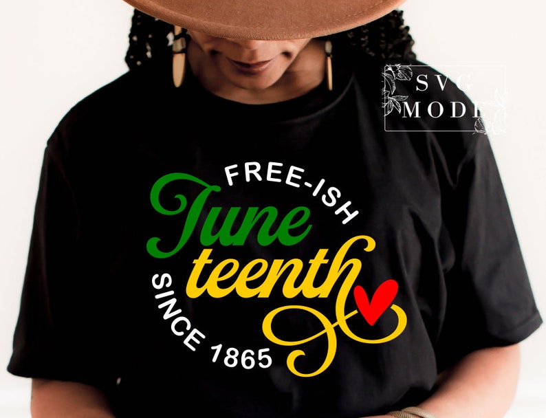 Pu&ograve; includere: Maglietta nera con una grafica verde e gialla che dice "Free-ish Juneteenth Since 1865" con un cuore rosso.