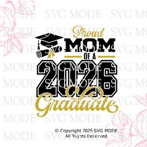 Puede incluir: Dise&ntilde;o gr&aacute;fico en negro y dorado con el texto "Proud Mom of a 2026 Graduate", birrete y diploma. Acentos florales. Copyright 2025 SVG MODE.