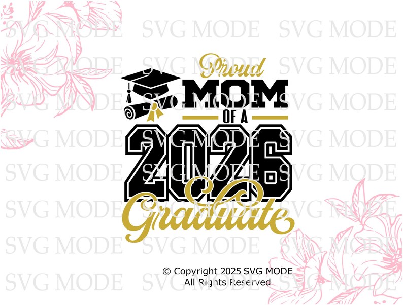 Puede incluir: Dise&ntilde;o gr&aacute;fico en negro y dorado con el texto "Proud Mom of a 2026 Graduate", birrete y diploma. Acentos florales. Copyright 2025 SVG MODE.