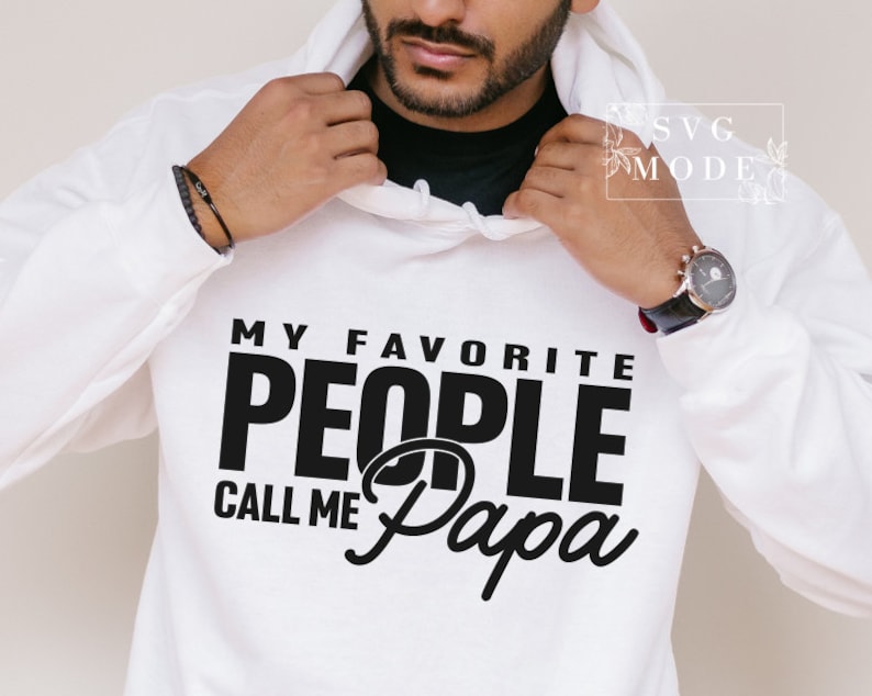 Peut inclure: Un sweat &agrave; capuche blanc avec l'inscription noire "MY FAVORITE PEOPLE CALL ME Papa". Le sweat &agrave; capuche a une capuche &agrave; cordon et une poche kangourou. Le texte est centr&eacute; sur le devant.