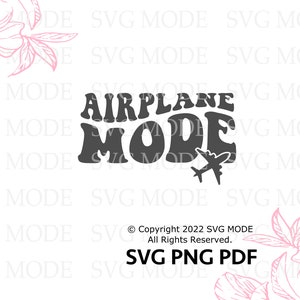 Puede incluir: Un dise&ntilde;o gr&aacute;fico en blanco y negro con el texto "Airplane Mode" en una fuente retro. Un peque&ntilde;o icono de avi&oacute;n est&aacute; al lado del texto.