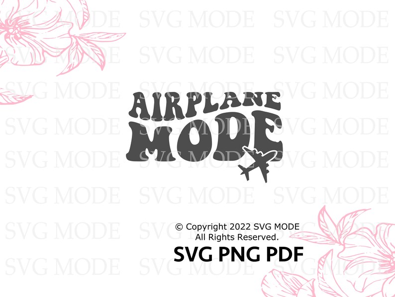Puede incluir: Un dise&ntilde;o gr&aacute;fico en blanco y negro con el texto "Airplane Mode" en una fuente retro. Un peque&ntilde;o icono de avi&oacute;n est&aacute; al lado del texto.