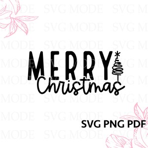 Puede incluir: Texto negro "MERRY Christmas" con un &aacute;rbol de Navidad estilizado sobre fondo blanco. El texto "SVG PNG PDF" est&aacute; debajo. Ilustraciones florales rosas en las esquinas.