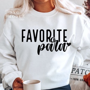 Könnte beinhalten: Weißer Pullover mit dem Text "FAVORITE part" in schwarzer Schrift mit einem kleinen Herz.