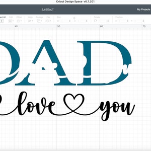 Puede incluir: Un dise&ntilde;o azul turquesa de la palabra "DAD" con un contorno blanco. Debajo de la palabra "DAD" est&aacute; la frase "i love you" en cursiva negra con un coraz&oacute;n entre las palabras "i" y "love" y otro coraz&oacute;n entre las palabras "love" y "you".