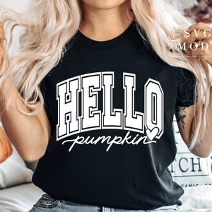 Może przedstawiać: Czarny T-shirt z białym napisem "HELLO pumpkin" z małym białym sercem obok słowa "pumpkin".