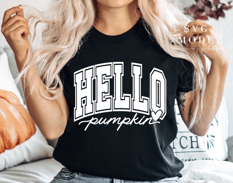 Może przedstawiać: Czarny T-shirt z białym napisem "HELLO pumpkin" z małym białym sercem obok słowa "pumpkin".