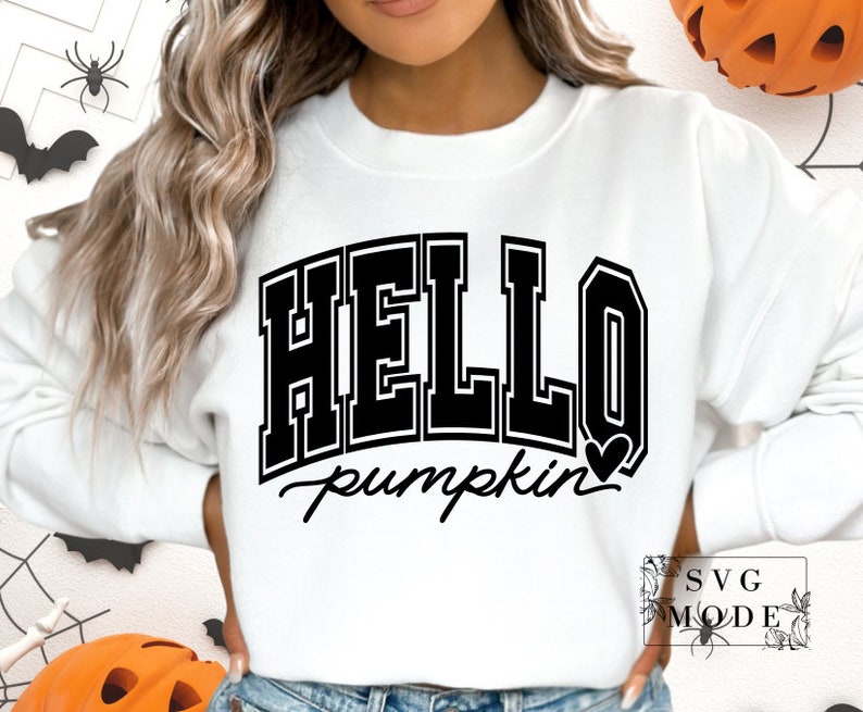 Może przedstawiać: Biała bluza z czarnym napisem "HELLO pumpkin" z małym czarnym sercem.